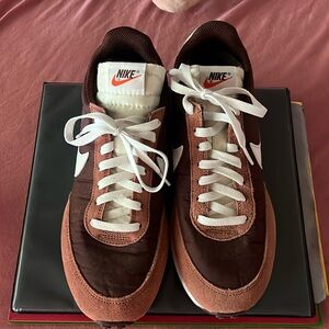 nike burgundy 8.5 men sized shoes